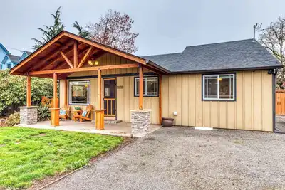 Image de Remodeled, dog-friendly Willamette Valley home with large fenced yard