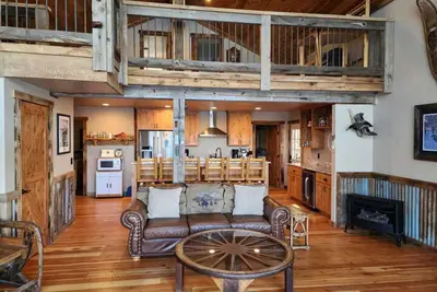 Image de Lakefront home with wraparound deck, modern appliances, WiFI & dog-friendly