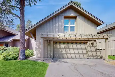 Image de 44 Freemont Crossing - Rustic-Chic Retreat with Deck, Hot Tub & Bikes