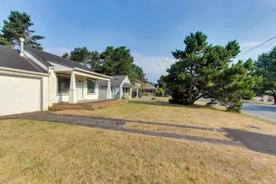 Image de Lakeview Family-Friendly Home  - Just a Block to Sunset Beach Access