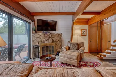 Image de Cozy Family Cabin with Hot Tub, Bikes, Dog-Friendly, Free Wifi with Sharc passes