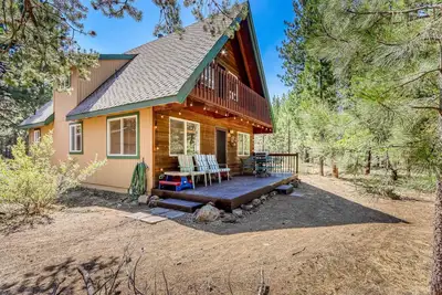Image de Dog-friendly lodge on 1 acre with deck & woodstove - walk to Deschutes River