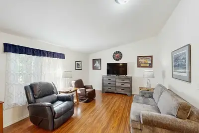 Image de Dog-friendly single-level home with ramp entry access, firepit, W&D and Wifi