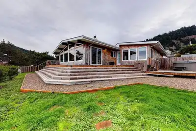 Image de Oceanfront House with Private Hot Tub & Beach Access - Dog-Friendly