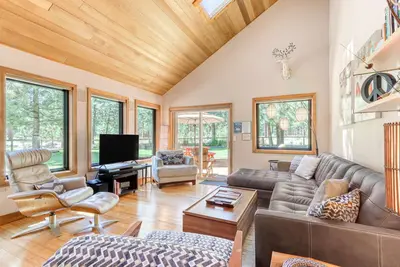 Image de Home with a private hot tub, shared pool, & National Forest at your backdoor