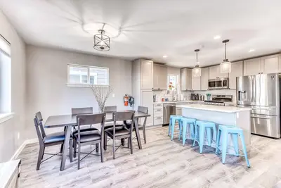 Image de Modern home with fenced yard, 4 blocks from the beach & downtown