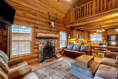 Image de Idyllic mountain view cabin with wood fireplace, front deck, bikes, & gas grill