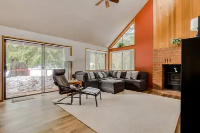 Image de Beautiful golf-course-view home with pool & tennis access, private hot tub & W&D