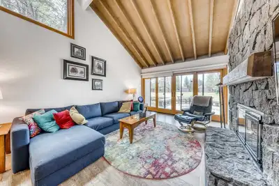 Image de Lovely condo with golf course views & Sharc passes - great location near Village