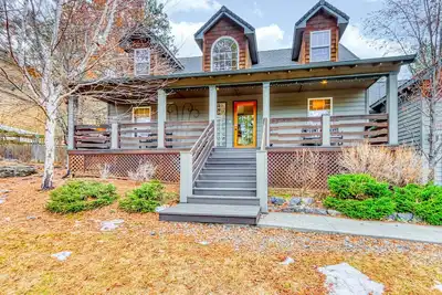 Image de Westside Craftsman with private hot tub, enclosed yard & jetted tub