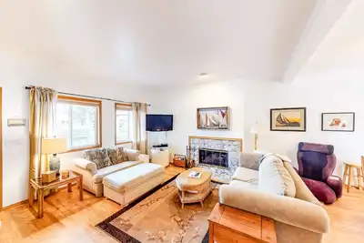 Image de Dog-friendly home by the beach w/ partial ocean views, free WiFi, & a fireplace