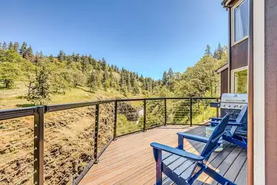 Image de Closest home to Mosier Falls with mountain & river views, hot tub, & game room