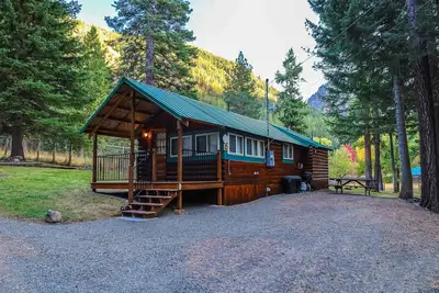 Image de Classic Cabin w/ Gas Fireplace & Large Yard - Walk to the Lake, Dogs Welcome