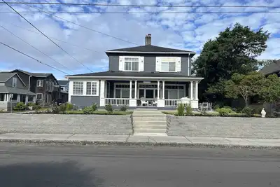 Image de Historic home one block to beach with sunroom, porch swing, & amazing locale