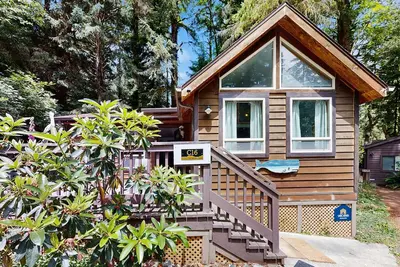 Image de Charming cottage near Whaleshead Beach, 4-person private hot tub, deck, & grill