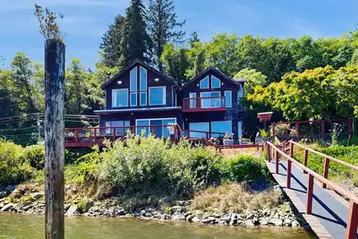 Image de Delightful Riverfront House with Deck, Gas Grill, Washer & Dryer