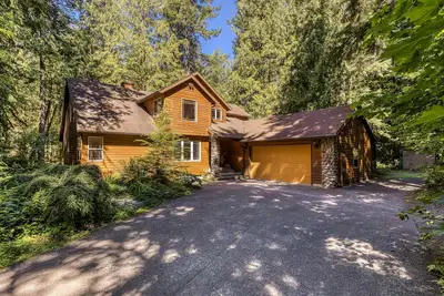 Image de Classic riverfront home with great views, game room, hot tub, & modern cabin feel