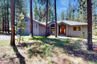 Image de Cozy home near Sharc has Ac with a  large deck and gas grill