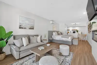 Image de Mystic Inn suite #2-Stylish Modern Studio Near Downtown & Train Station