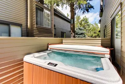 Image de Golf course-view townhome with private hot tub & Sharc access