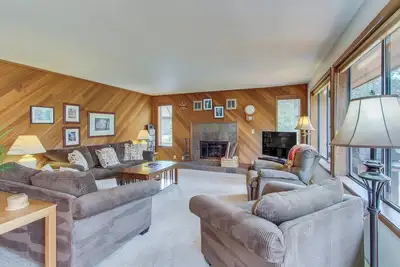 Image de Cabin with Private Hot Tub Near the Deschutes River - Free Sharc access