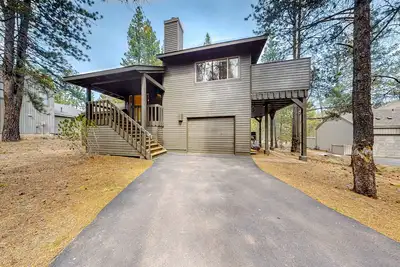 Image de Sunriver Resort home with 8 Sharc passes, fireplace, balcony, W&D