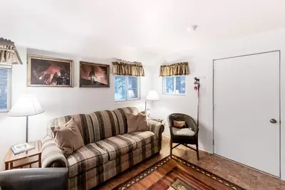 Image de Dog-friendly mountain-view cabin in walkable locale with deck & grill