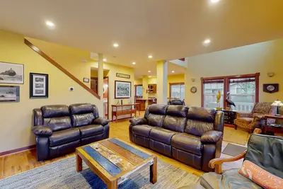 Image de Centrally located retreat close to the beach with a fireplace & inviting yard