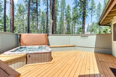 Image de Large Sunriver Home in Quiet Neighborhood with Private Hot Tub & Free Sharc Access