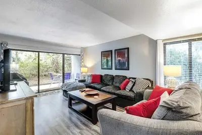 Image de Two-story villa with 3 pools, tennis & bikes - walk to Coligny Plaza & beach