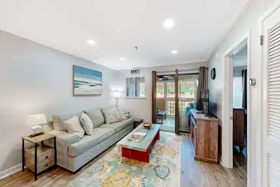 Image de Waterfront villa with resort amenities, beach access, open layout, Ac, & W/D