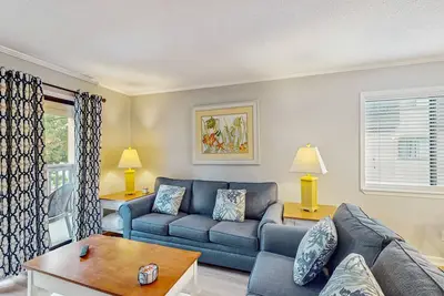 Image de 1st floor condo with  balcony, pools, tennis & close to beach