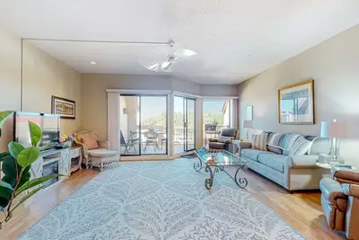 Image de Charming bay view villa with pool, washer/dryer, balcony, Tv, & full kitchen