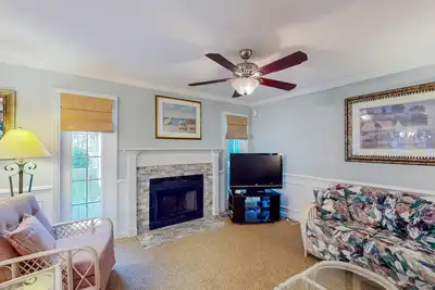 Image de Dog-friendly villa with pool, tennis, pickleball, on-site golf, deck, & W/D