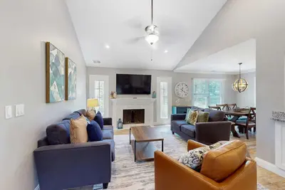 Image de Stunningly remodeled villa with shared pool and golf on-site