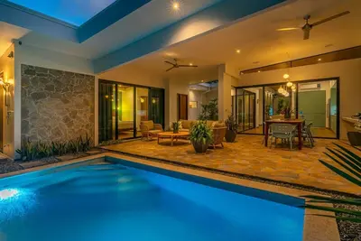 Image de A pool, sauna, outdoor tub/cold plunge, covered outdoor living space, outdoor kitchen, with 3 bedrooms and just a 4-minute walk to the beach! On your stroll to the beach, you'll pass cafes/bars in this amazing walkable tropical oasis.
