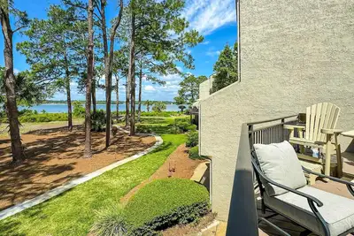 Image de Spacious waterview haven with decks, firepit, Ac, WiFi, pool - walk to beach