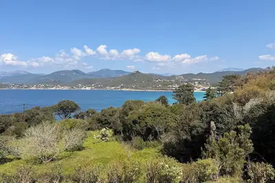 Image de F3 dans villa très calme, grande terrasse vue sur mer, à 100 mètres de la plage.