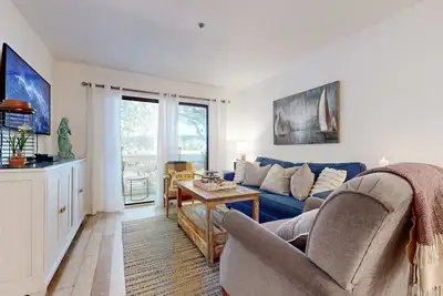 Image de Beachy Bliss | 300 Yards to Folly Field Beach | Pool, Spa, Racquetball