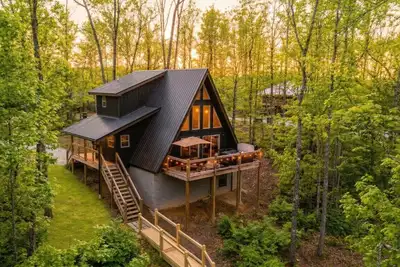 Image de Back Yard Cliff View | Elevated Cabin | Hot Tub | Fire pit