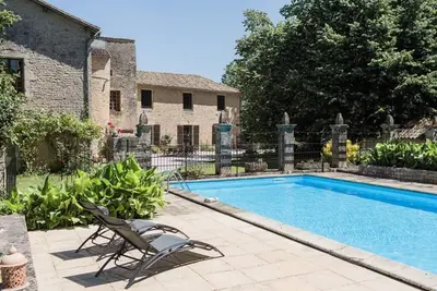 Image de Logis XVIIe, piscine chauffée & rivière