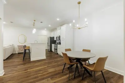 Image de Executive condo. . . traveling professionals, look no further!