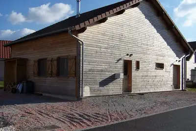 Image de Maison en bois avec salle de cinéma à la campagne