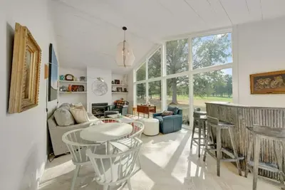 Image de Sprawling Mcm Ranch |  Modern Comfort in Savoy