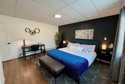 Image de Modern Ground-Level Suite | King Bed, Near Airport