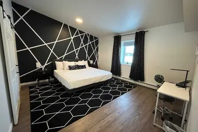 Image de Modern Spacious 5bd | King Bed, Deck, Near Airport