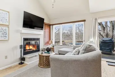 Image de King Bed w Pull Out Sofa + Murphy Bed