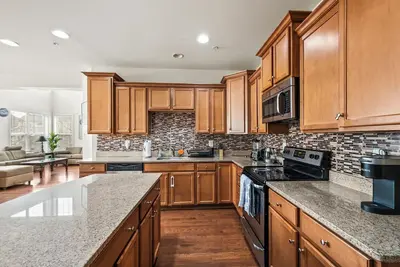 Image de Large 6Bdrm home sleeps 18 w/parking near Dc