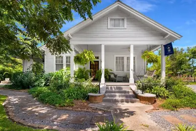 Image de Book a Memory Presents the Pontchartrain Villa - Walk to the Lake