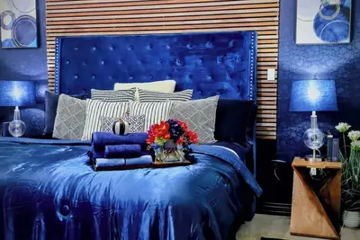Image de An Elevated, Edgy, 1. 5b-1b Loft where Luxe meets Sharp Design in Downtown Dallas